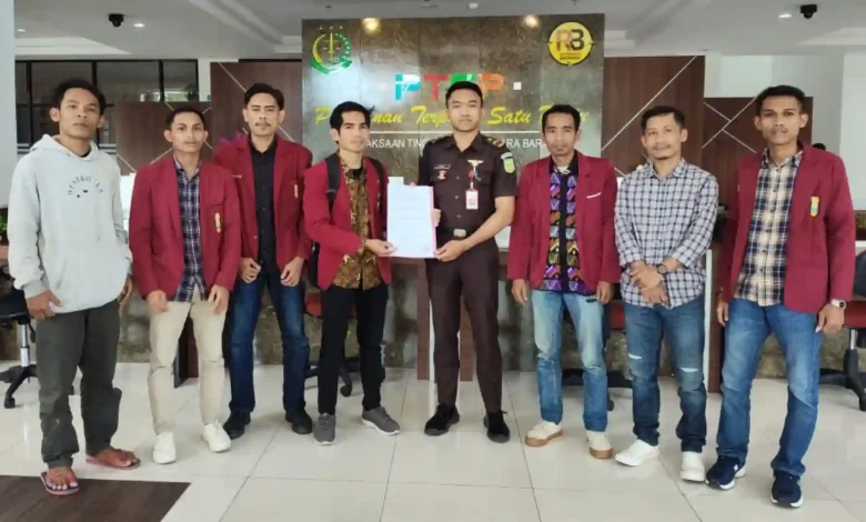 IMM Laporkan Kasus Bagi-bagi Uang Siluman DPRD NTB ke Kejati