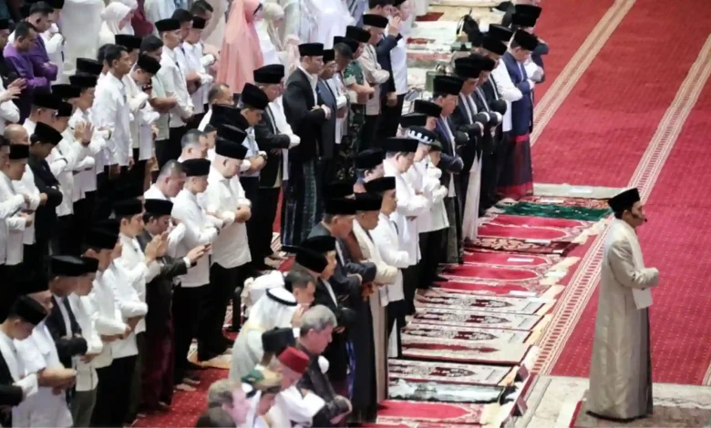 Indonesia menempati urutan teratas dari daftar negara yang paling rajin ibadah di Asia