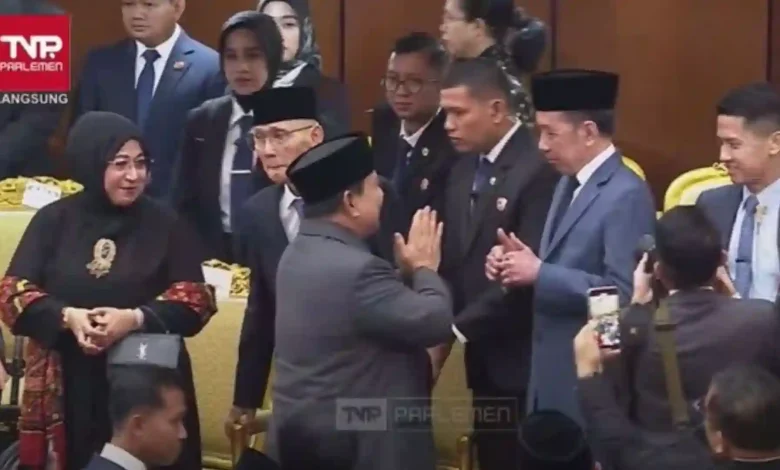 Jokowi Beri Dua Jempol kepada Prabowo di Sidang Tahunan MPR