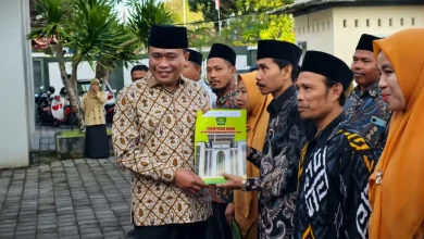 Kanwil Kemenag NTB Serahkan IJOP kepada 20 Lembaga Pendidikan