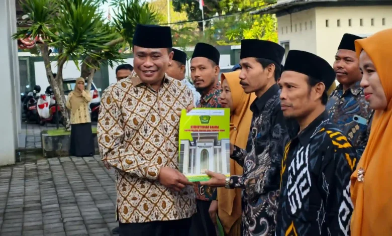 Kanwil Kemenag NTB Serahkan IJOP kepada 20 Lembaga Pendidikan