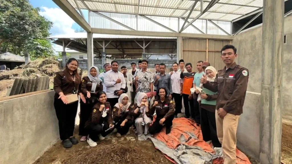 Kegiatan Optimalisasi Pupuk Organik dan Pakan Ternak KKN PMD Unram Desa Pringgasela Timur