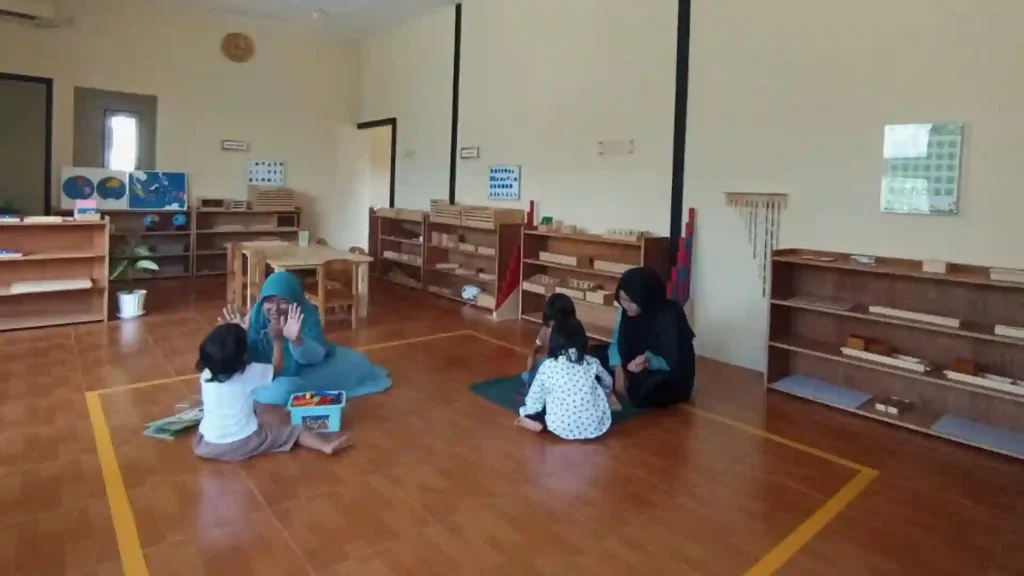 Kegiatan Pembelajaran Taman Krucil TK-KB Islamic Montessori