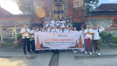 Kegiatan pembersihan Pura Lingsar bersama Tim Aruna Senggigi Lombok