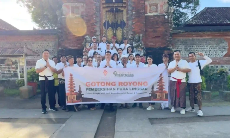 Kegiatan pembersihan Pura Lingsar bersama Tim Aruna Senggigi Lombok