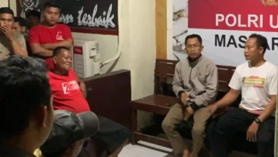 Kepala Desa Sukadana Zul Rahman bersama warga melakukan penutupan paksa kafe tuak