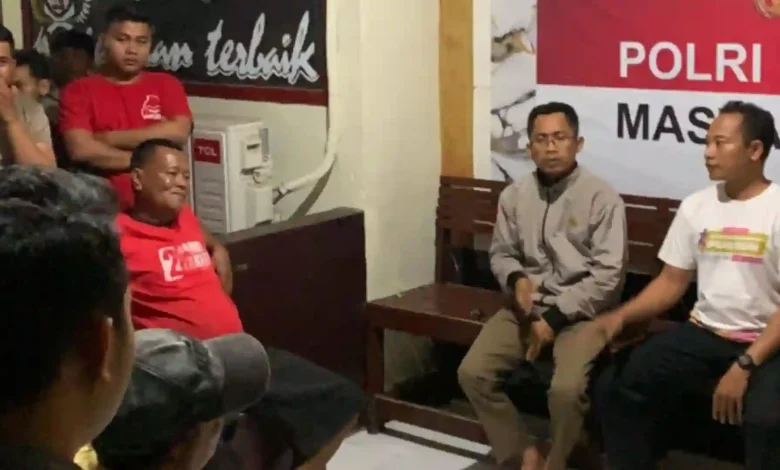 Kepala Desa Sukadana Zul Rahman bersama warga melakukan penutupan paksa kafe tuak