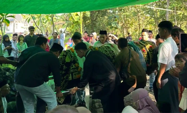 Pemakaman Korban Dugaan Pencekikan di Lombok Tengah