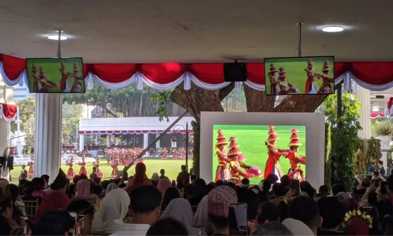 Penampilan Tari Kolosal NTB di Istana Negara