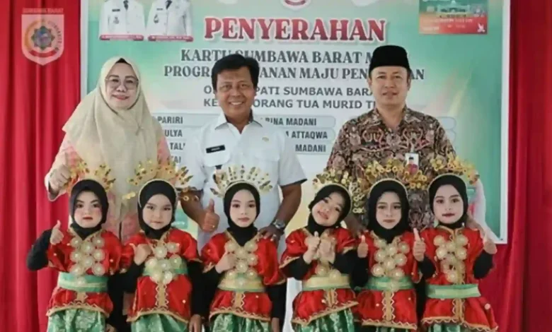 Penyerahan Kartu Sumbawa Barat Maju