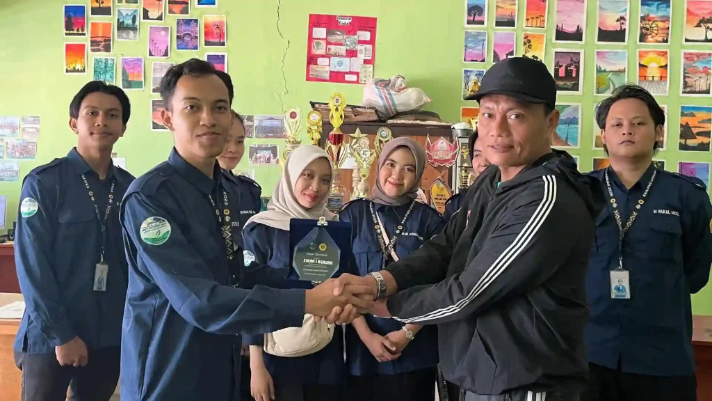 Penyerahan Plakat Kegiatan Mahasiswa KKN Unram Desa Keruak 2025