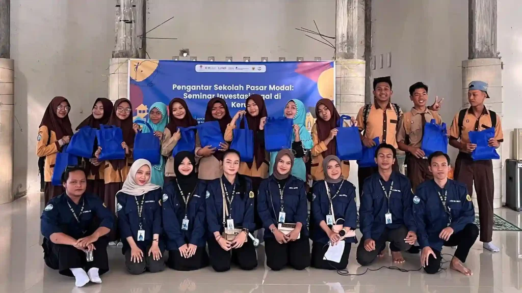 Penyerahan Suvenir Kegiatan Mahasiswa KKN Unram Desa Keruak 2025