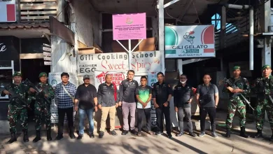 Penyidik Kejati NTB saat memasang plang di aset milik tersangka kasus korupsi lahan GTI Lombok Utara