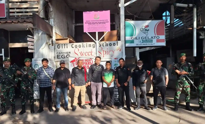 Penyidik Kejati NTB saat memasang plang di aset milik tersangka kasus korupsi lahan GTI Lombok Utara