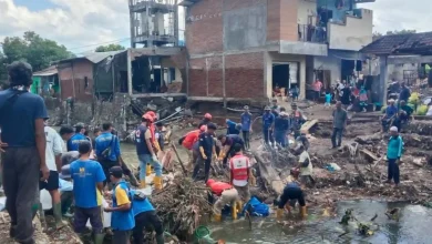 Potret pembersihan sungai pasca banjir di Mataram