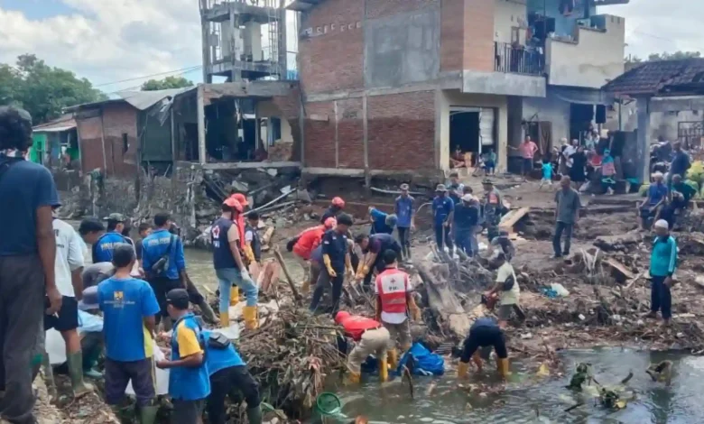 Potret pembersihan sungai pasca banjir di Mataram