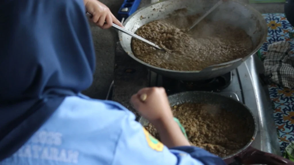 Proses Pembuatan Abon Ikan KKN PMD Unram Desa Menceh 2025