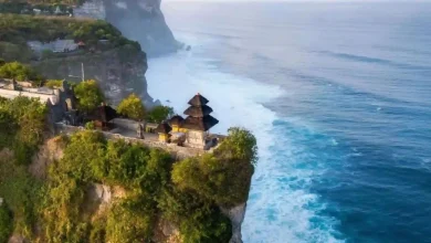 Pura Uluwatu Bali Provinsi dengan Angka Kemiskinan Terendah di Indonesia
