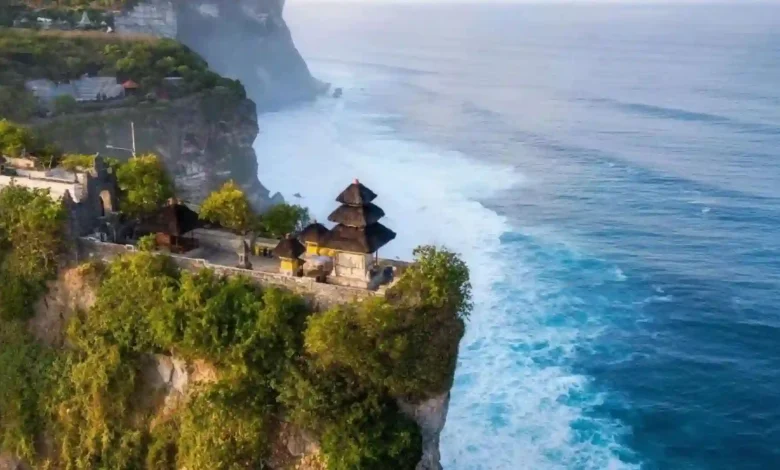 Pura Uluwatu Bali Provinsi dengan Angka Kemiskinan Terendah di Indonesia