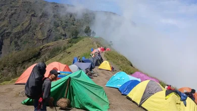 Suasana tempat camp di Pelawangan I Gunung Rinjani SOP Pendakian