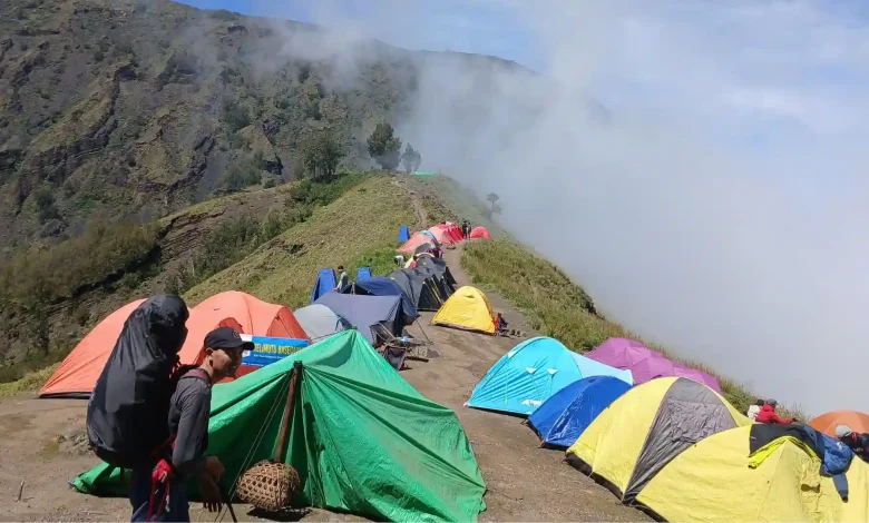 Suasana tempat camp di Pelawangan I Gunung Rinjani SOP Pendakian