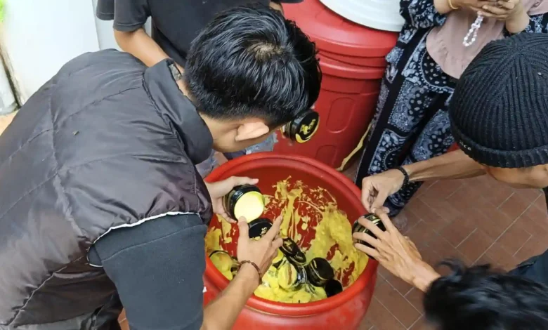 Tim BBPOM Mataram melakukan pemusnahan ribuan produk handbody lotion WBS Cosmetics