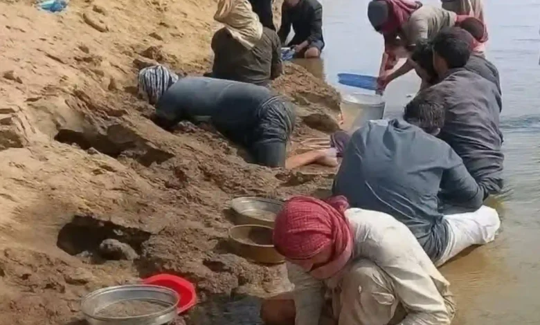 Warga mencari emas di Sungai Eufrat