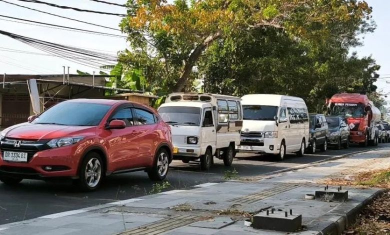 Kemacetan di jalur Meninting - Senggigi