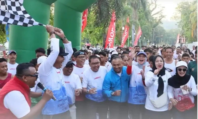 Bupati Jarot Lepas Ribuan Pelari JArun Sumbawa 2025