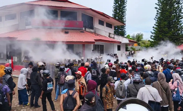 Ribuan Warga Merauke Geruduk Kantor Telkom