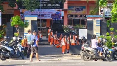 orang tua mengantarkan anak saat MPLS di SDN 10 Cakranegara Kota Mataram