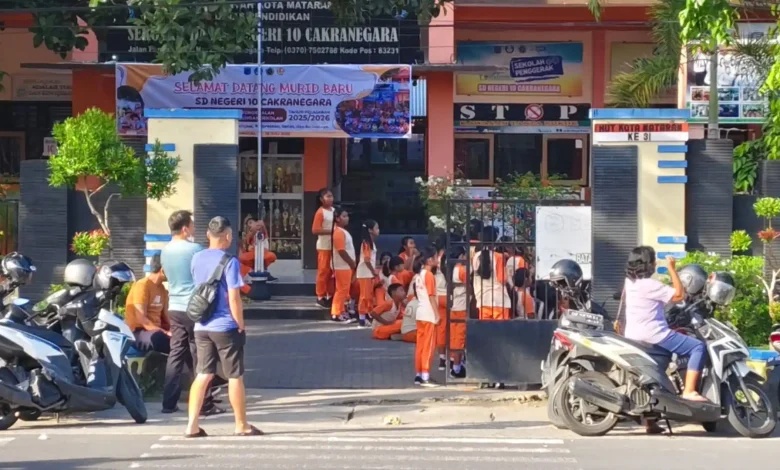 orang tua mengantarkan anak saat MPLS di SDN 10 Cakranegara Kota Mataram
