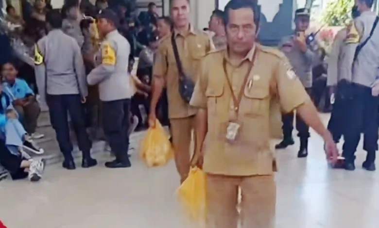 Aksi Demonstrasi di Kantor DPRD Kabupaten Lombok Timur