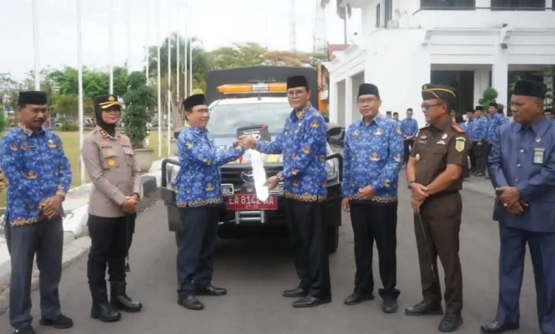 Bupati Jarot Serahkan Mobil Patroli Dishub Sumbawa