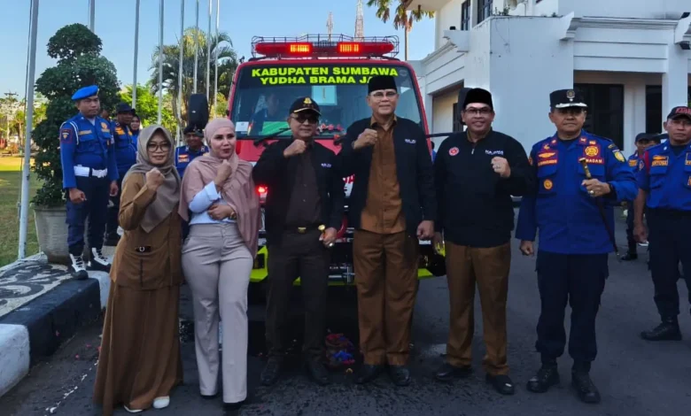 Bupati Jarot Serahkan Tiga Armada Baru untuk Damkar Sumbawa