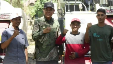 Bupati Sumbawa Syarafuddin Jarot salurkan enam unit combine harvester untuk kelompok tani