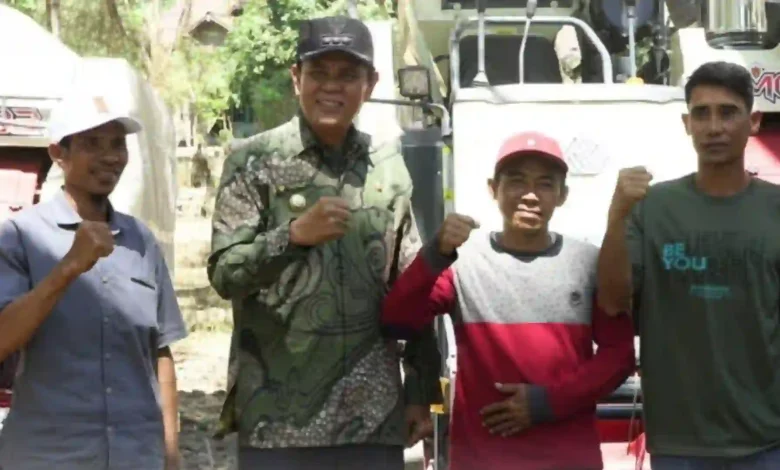 Bupati Sumbawa Syarafuddin Jarot salurkan enam unit combine harvester untuk kelompok tani