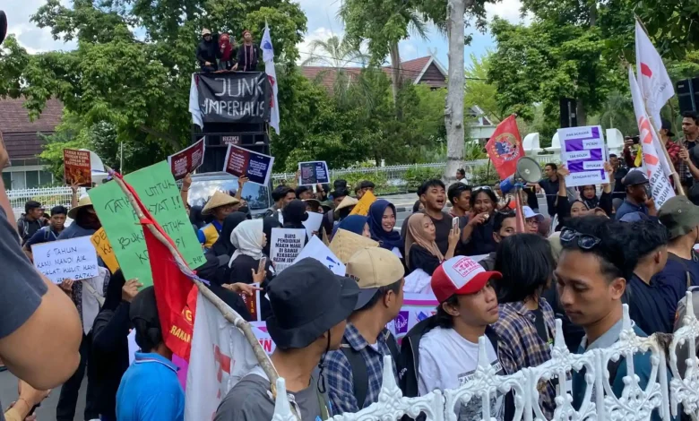 Demo Hari Tani di Depan Kantor Gubernur NTB