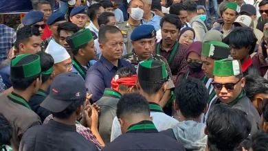 Gubernur Iqbal Ajak Demonstran Salat Berjamaah