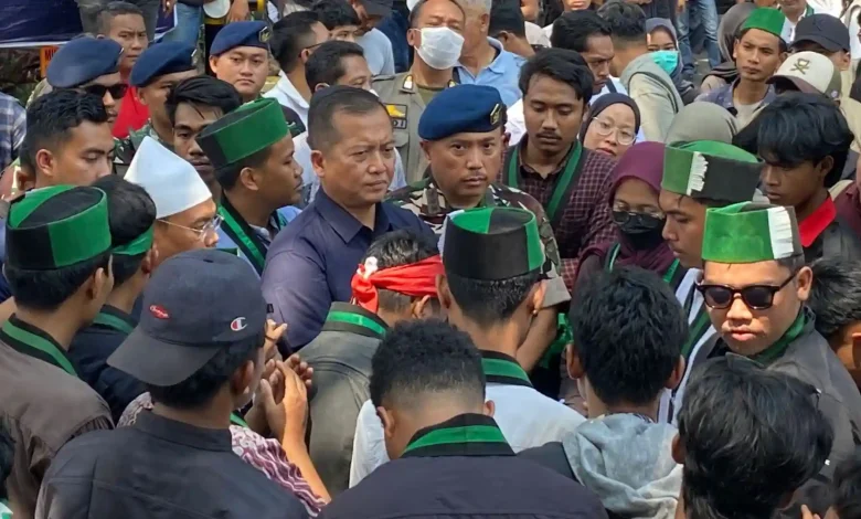 Gubernur Iqbal Ajak Demonstran Salat Berjamaah