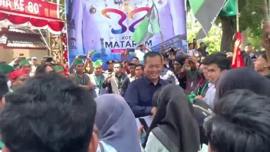 Gubernur NTB Lalu Muhamad Iqbal Temui Massa Aksi