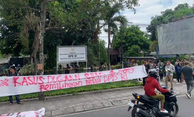 Koalisi Pemuda dan Rakyat NTB Gelar Aksi di Depan Kantor DPD RI NTB