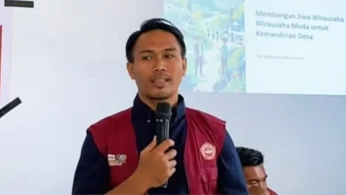 Pemateri Seminar Kewirausahaan Mahasiswa KKN STKIP Taman Siswa Bima