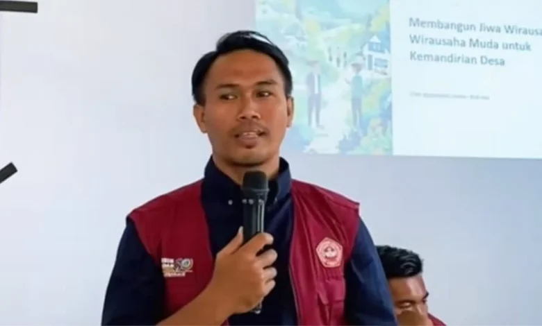 Pemateri Seminar Kewirausahaan Mahasiswa KKN STKIP Taman Siswa Bima