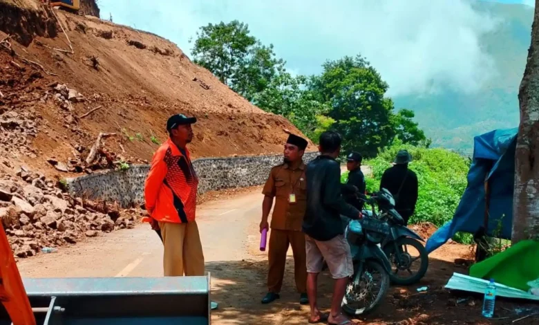 Pengerukan di area Bukit Pergasingan Sembalun Lombok Timur