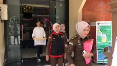 Jaksa mengangkut dokumen usai menggeledah Kantor Pertanahan Lombok Barat Lobar