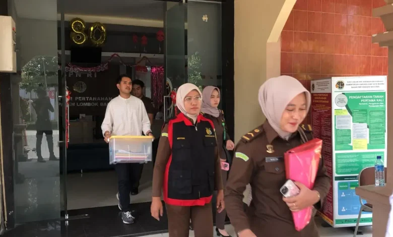 Jaksa mengangkut dokumen usai menggeledah Kantor Pertanahan Lombok Barat Lobar