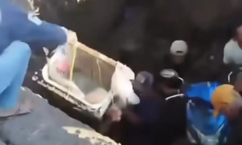 Pedagang Sayur Terperosok ke Jembatan Apitaik - Teko yang Ambruk Akibat Banjir