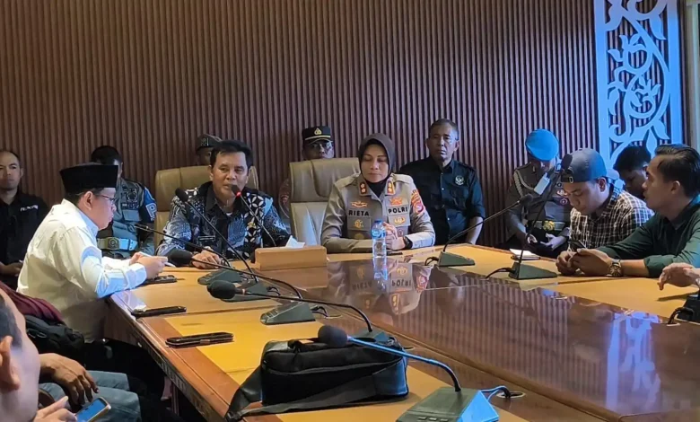 Warga Sumbawa Tolak Tambang Rakyat Lantung Bupati Kaget Banyak Alat Berat di Lokasi
