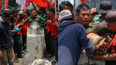 Petani Nekat Cor Badan saat Aksi Hari Tani